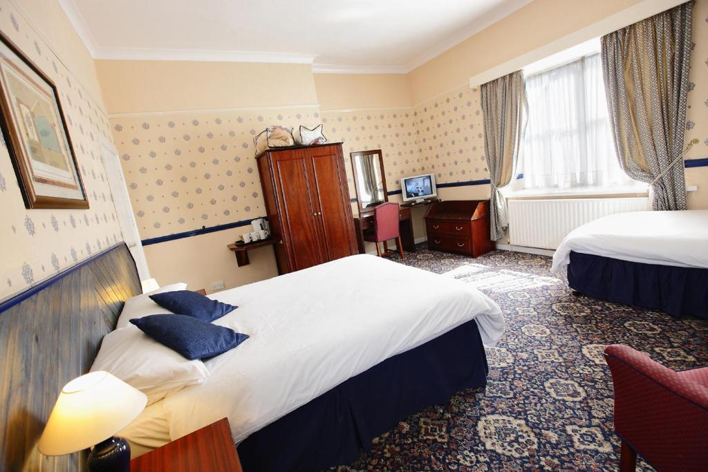 The Black Lion Royal Hotel Лампетер Номер фото